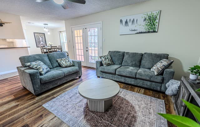 2-bedroom rental at 6915 Forest Meadow in San Antonio, TX — photo 3