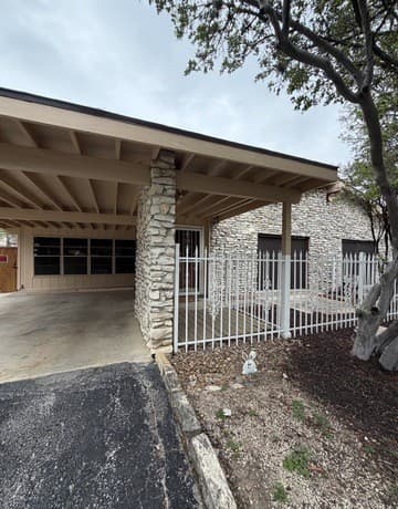 2-bedroom rental at 119 Sunnyland in San Antonio, TX — photo 2