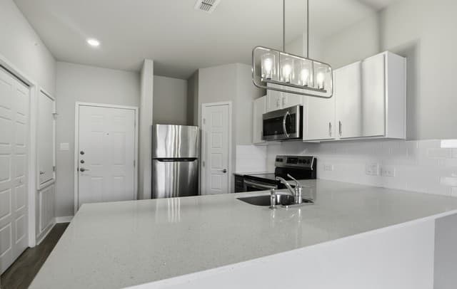 2-bedroom rental at 711 S Frio St Unit 2104 in San Antonio, TX — photo 3