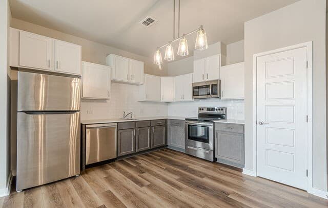 2-bedroom rental at 711 S Frio Unit 2201 in San Antonio, TX — photo 4