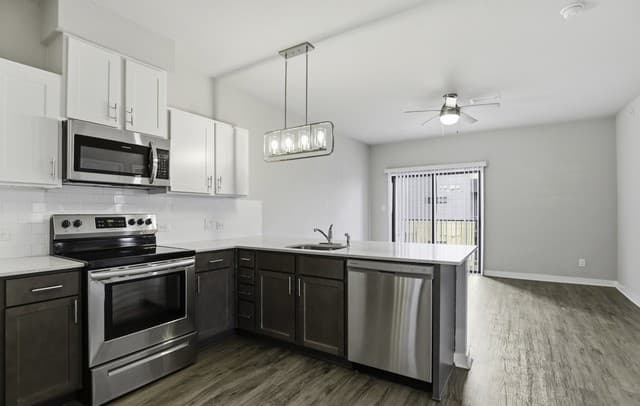 2-bedroom rental at 711 S Frio Unit 2303 in San Antonio, TX — photo 3