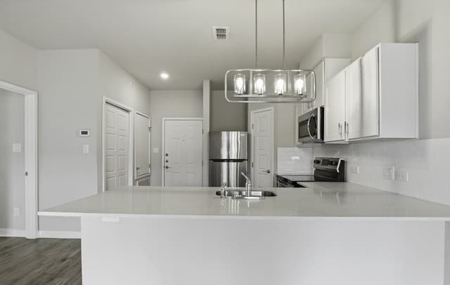 2-bedroom rental at 711 S Frio Unit 2303 in San Antonio, TX — photo 5