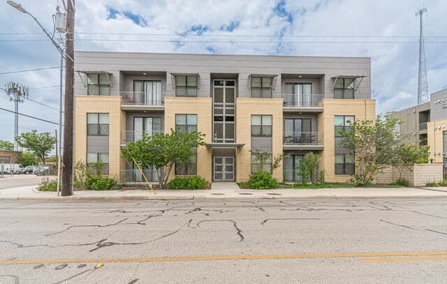 2-bedroom rental at 711 S Frio Unit 1301 in San Antonio, TX — photo 3