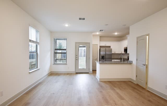 3-bedroom rental at 10211 Tulipwood Run Unit 101 in San Antonio, TX — photo 3