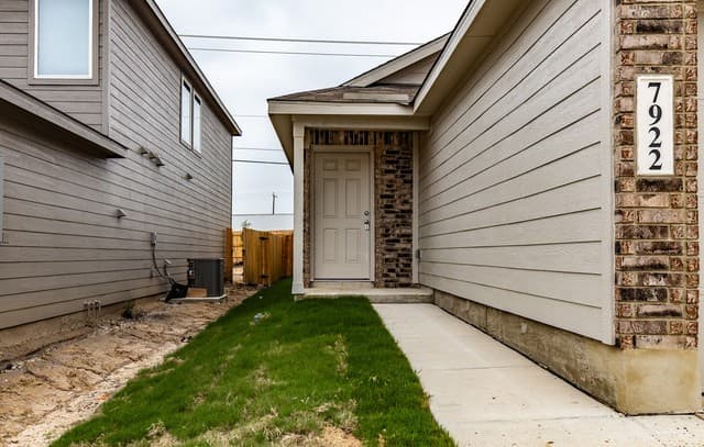 4-bedroom rental at 7922 Biggio Ln in Converse, TX — photo 4