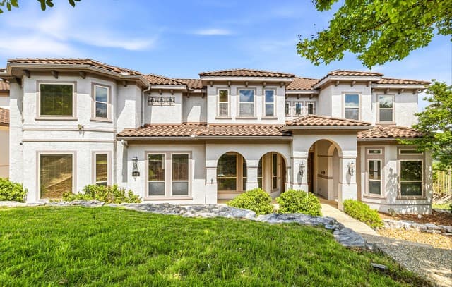7-bedroom rental at 615 Sentry Hl in San Antonio, TX — photo 2