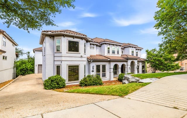 7-bedroom rental at 615 Sentry Hl in San Antonio, TX — photo 3
