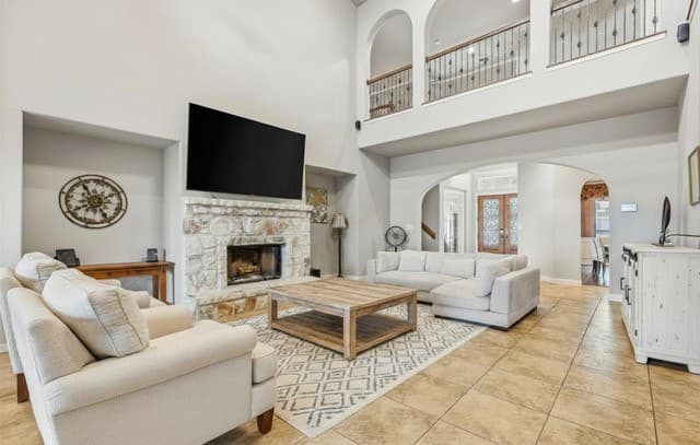 7-bedroom rental at 615 Sentry Hl in San Antonio, TX — photo 4