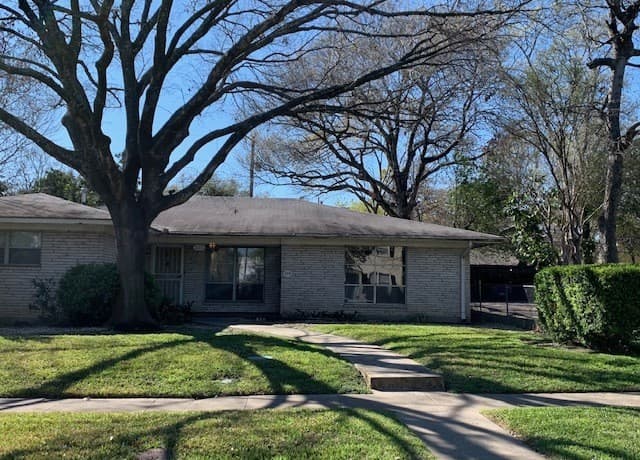 2-bedroom rental at 222 E Lullwood Ave #220 Unit 220 in San Antonio TX
