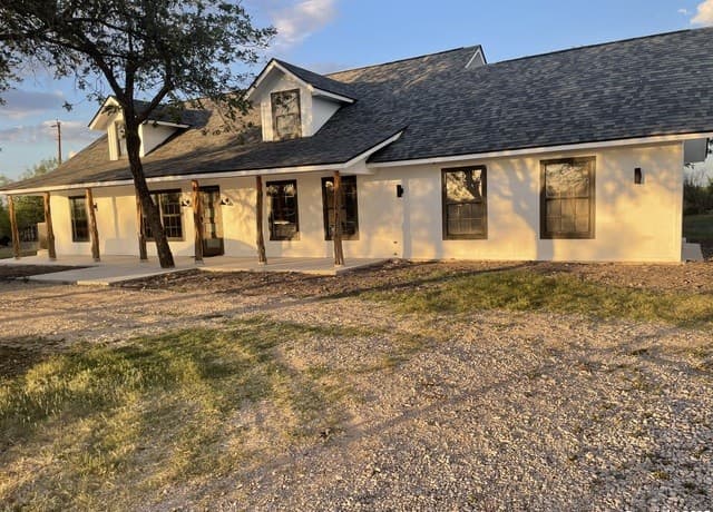 4-bedroom rental at 210 County Road 4643 in Hondo TX
