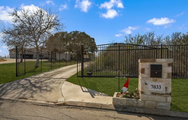 3-bedroom rental at 7033 Robin Hood Way in Schertz TX