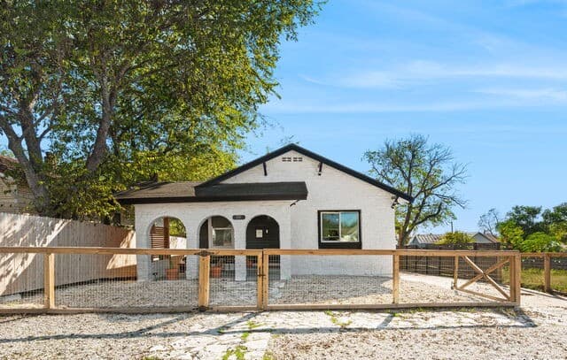 2-bedroom rental at 810 Dakota in San Antonio TX