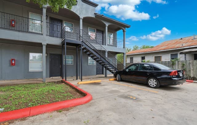 2-bedroom rental at 1706 W Craig Pl Unit 5 in San Antonio TX